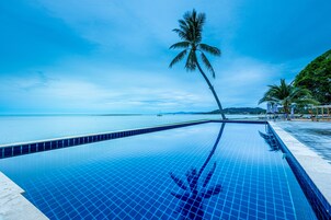 Perto da praia, areia branca, serviço de traslado de/para a praia 