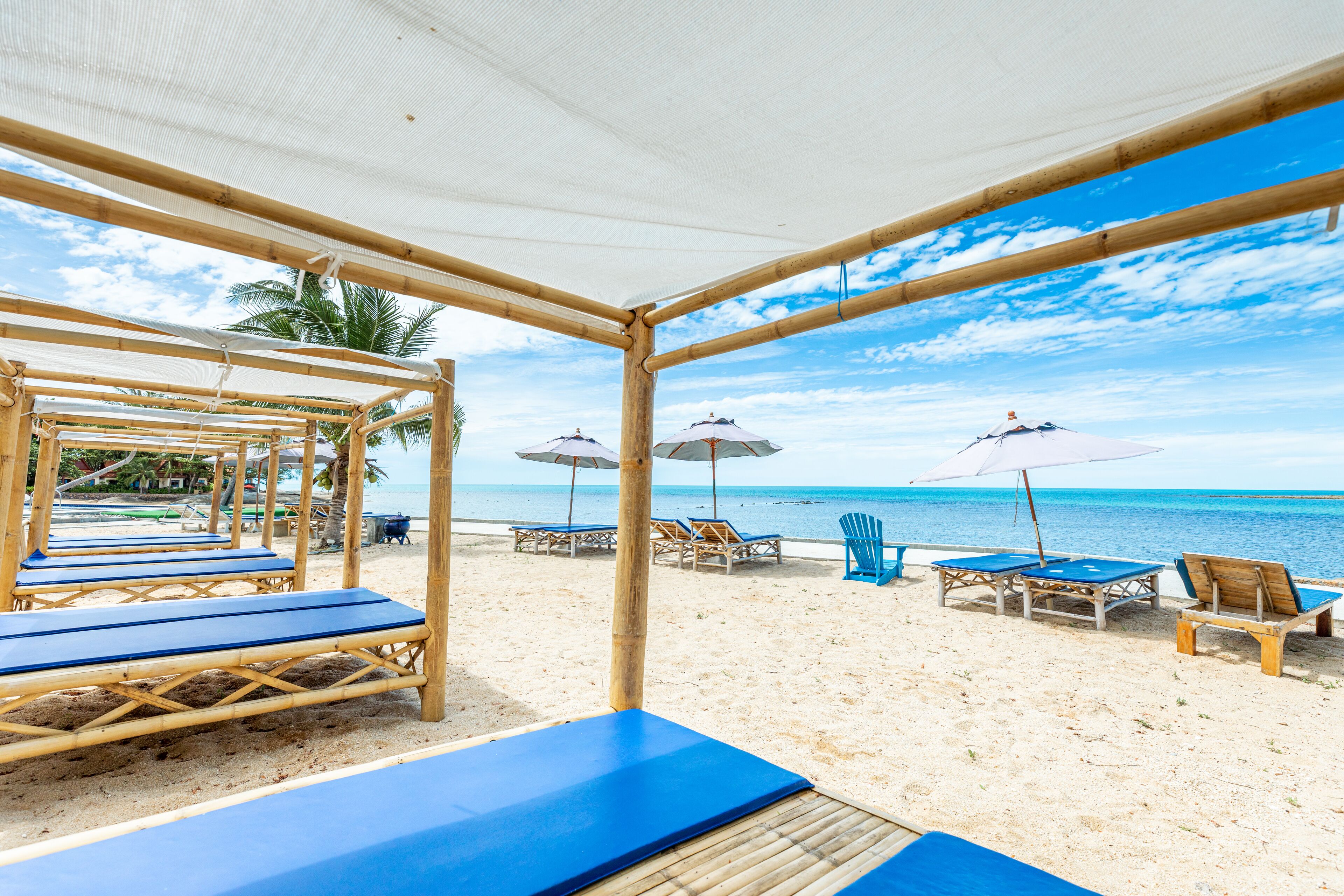 Beach nearby, white sand, beach shuttle, sun-loungers