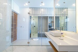 Minibar, wifi gratis y ropa de cama 
