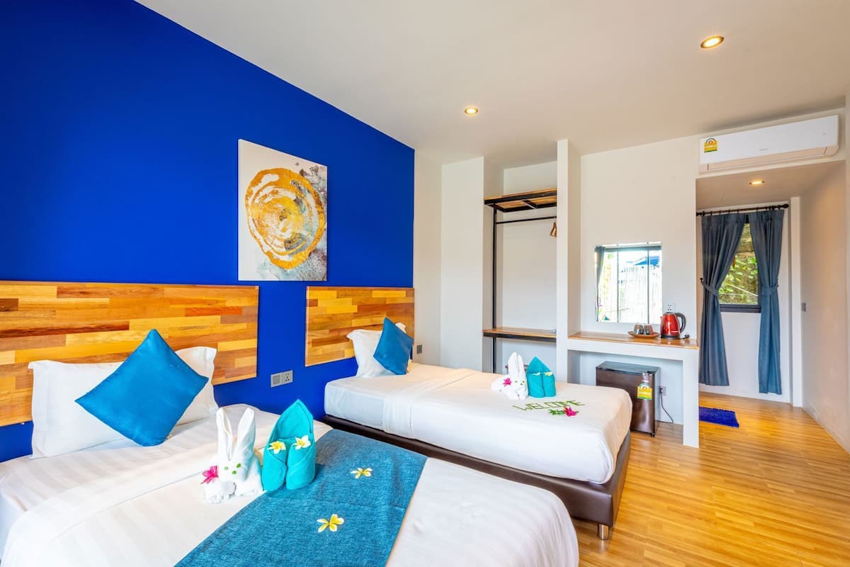 Minibar, wifi gratis y ropa de cama