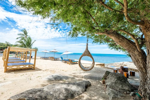 Beach nearby, white sand, beach shuttle, sun-loungers