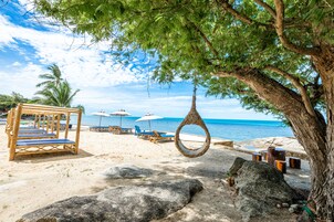 Perto da praia, areia branca, serviço de traslado de/para a praia 