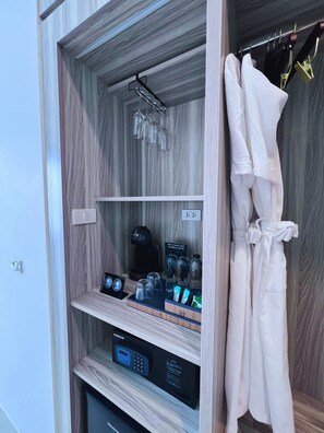 Een minibar, gratis wifi, beddengoed