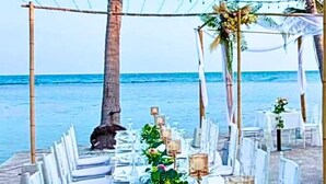 An outdoor dining area with tables set for a meal, overlooking the ocean. - Three Trees Samui Resort - Sarocha Villa (Koh Samui)