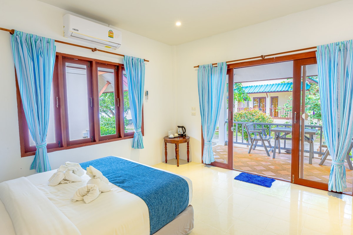 Minibar, WiFi (free), bed sheets
