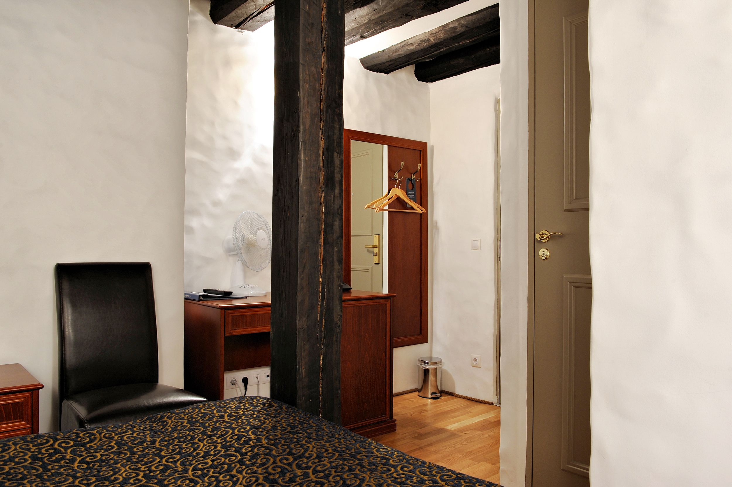 Budget Double or Twin | Safe på rommet, skrivebord, wi-fi (inkludert) og sengetøy