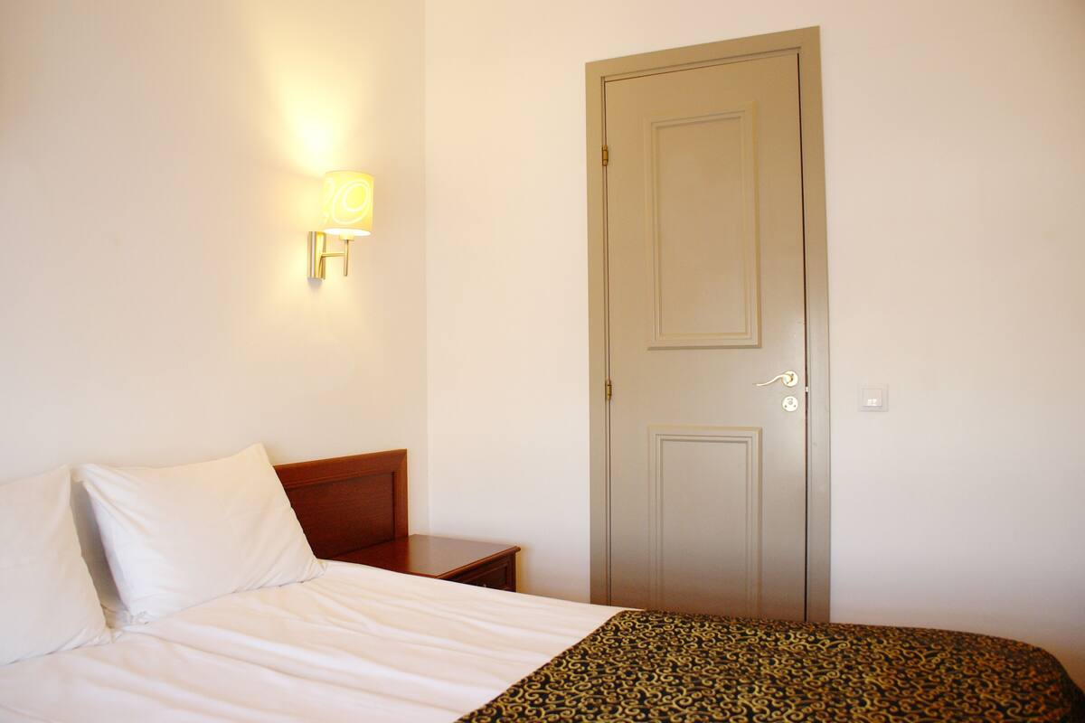 Economy Double or Twin Room | 房內夾萬、書桌、免費 Wi-Fi、  床單