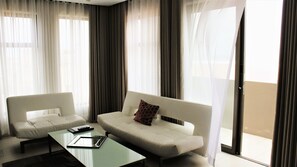 Junior-Suite, 1 Schlafzimmer, Parkblick | Wohnbereich | 42-Zoll-Flachbildfernseher mit Satellitenempfang, Fernseher