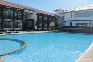 Kolam renang terbuka