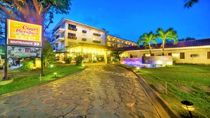 Entrada de hotel com placa indicando Court Meridian Hotel & Suites Subic Bay.