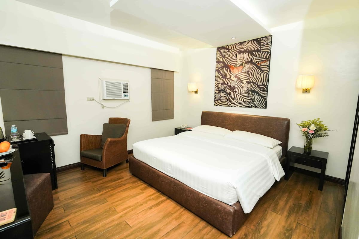 Habitación Deluxe, 1 cama de matrimonio grande | Caja fuerte, decoración individual, mobiliario individual y escritorio