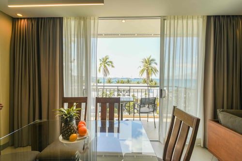 Court Meridian Hotel and Suites