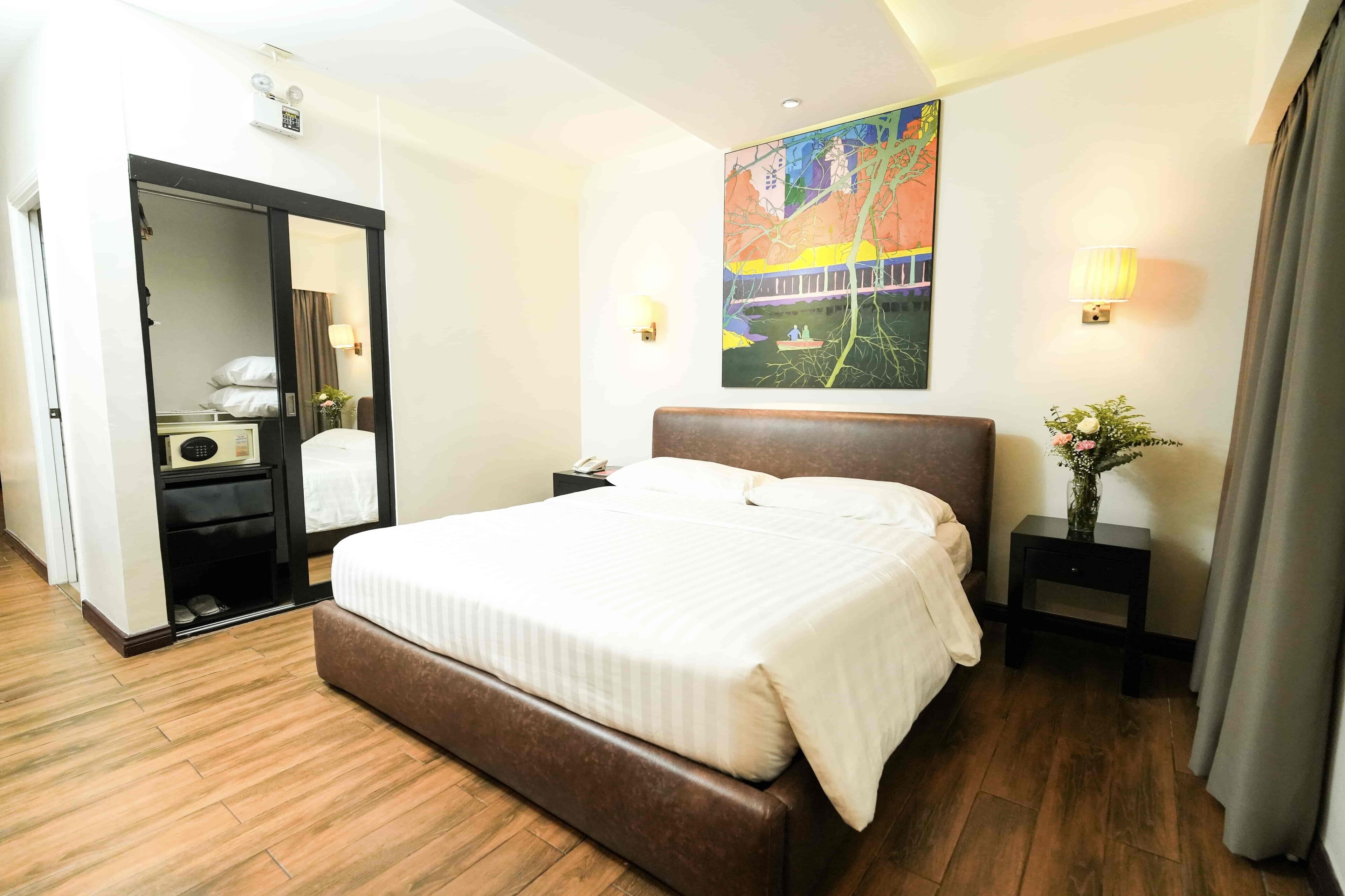 Executive Room, 1 King Bed | In-room safe, individually decorated, individually furnished, desk