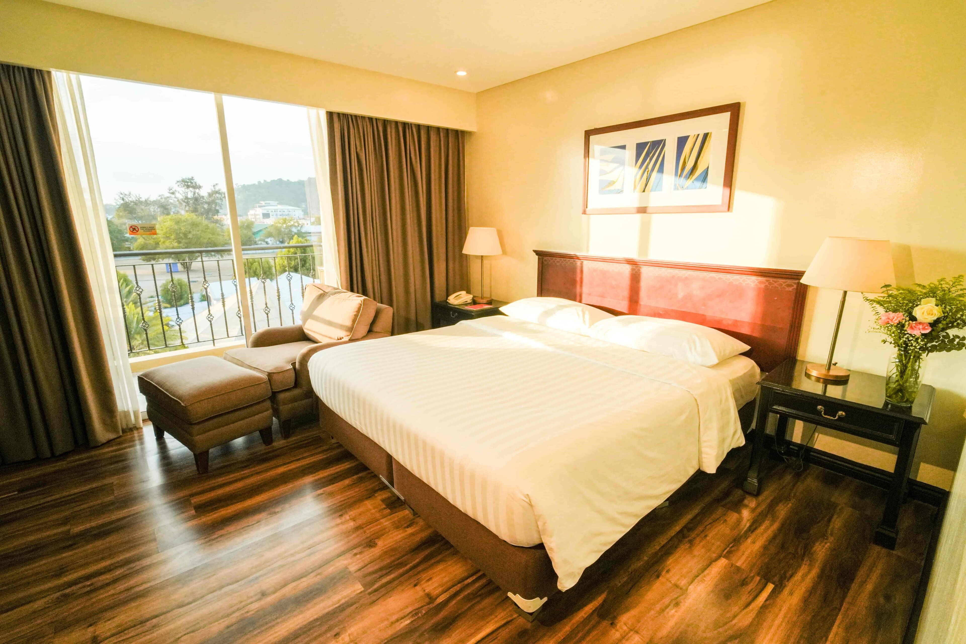 Super Deluxe with Veranda King | Caja fuerte, decoración individual, mobiliario individual y escritorio