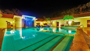 Inomhuspool och solstolar