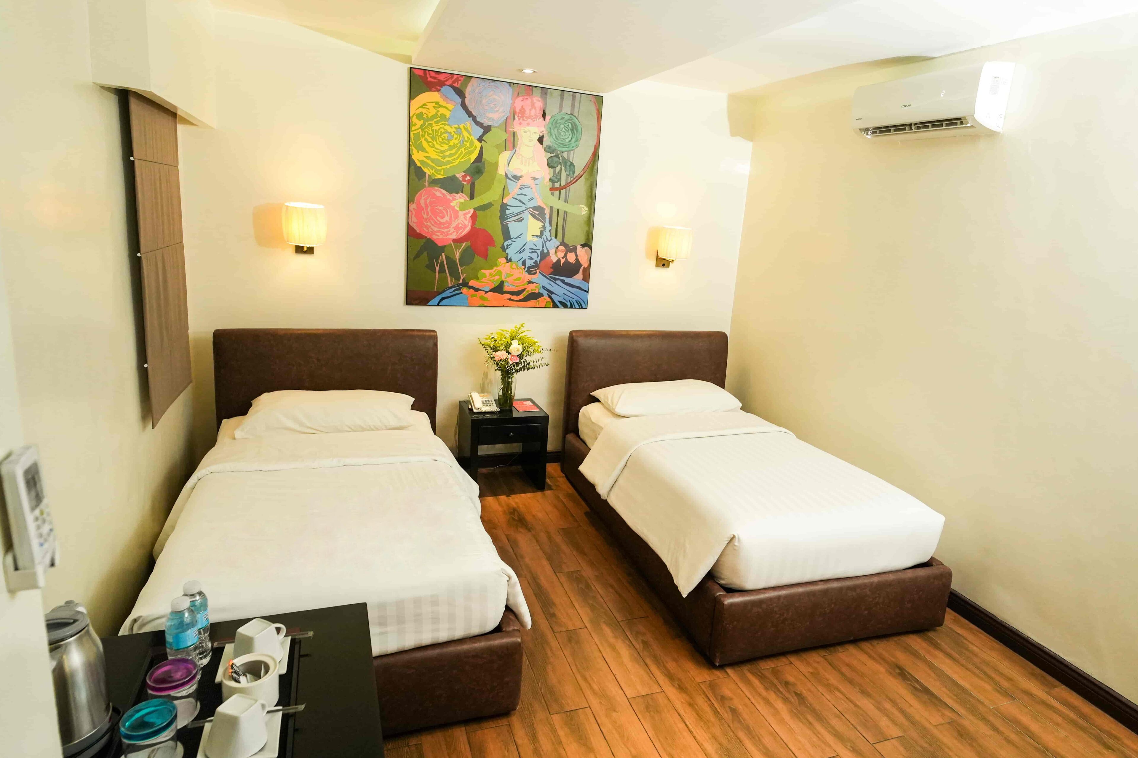 Habitación Deluxe, 2 camas individuales (2 Single Beds) | Caja fuerte, decoración individual, mobiliario individual y escritorio