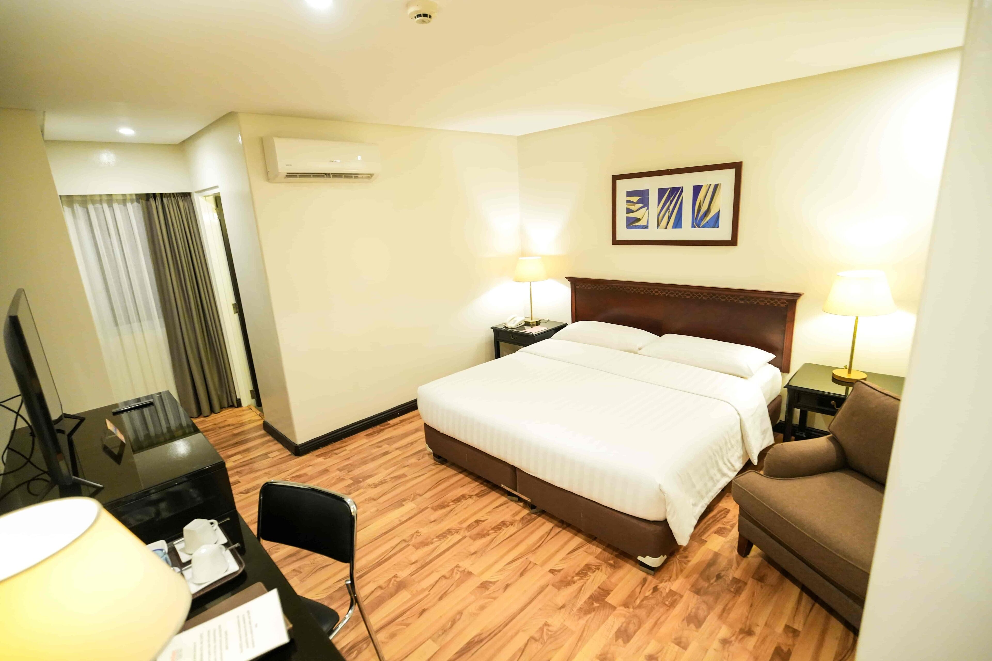 Super Deluxe King | Caja fuerte, decoración individual, mobiliario individual y escritorio