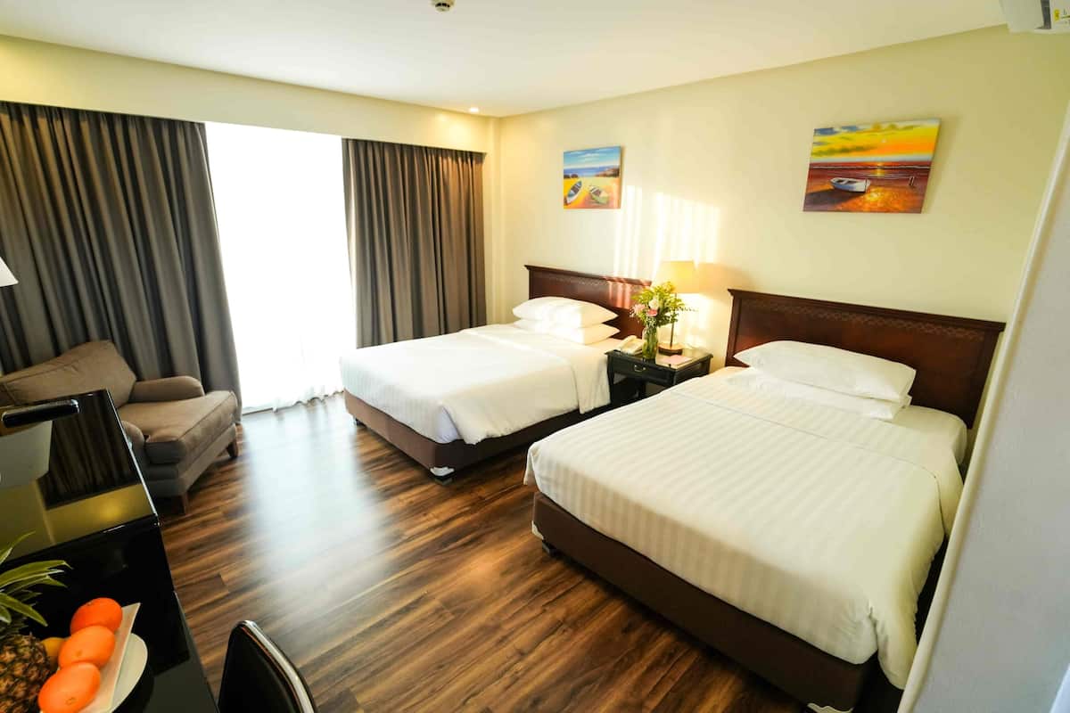 Super Deluxe with Veranda Queen | Caja fuerte, decoración individual, mobiliario individual y escritorio