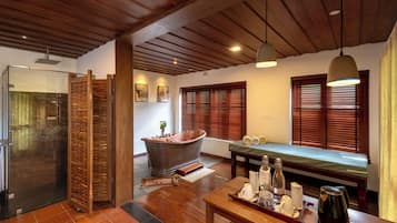 Honeymoon Suite with Plunge Pool | Kamar mandi | Perlengkapan mandi gratis, pengering rambut, jubah mandi, dan sandal
