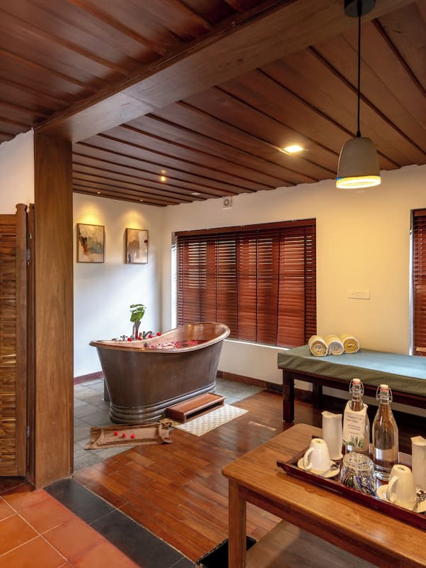 Honeymoon suite | Badkamer | Gratis toiletartikelen, een haardroger, badjassen, pantoffels