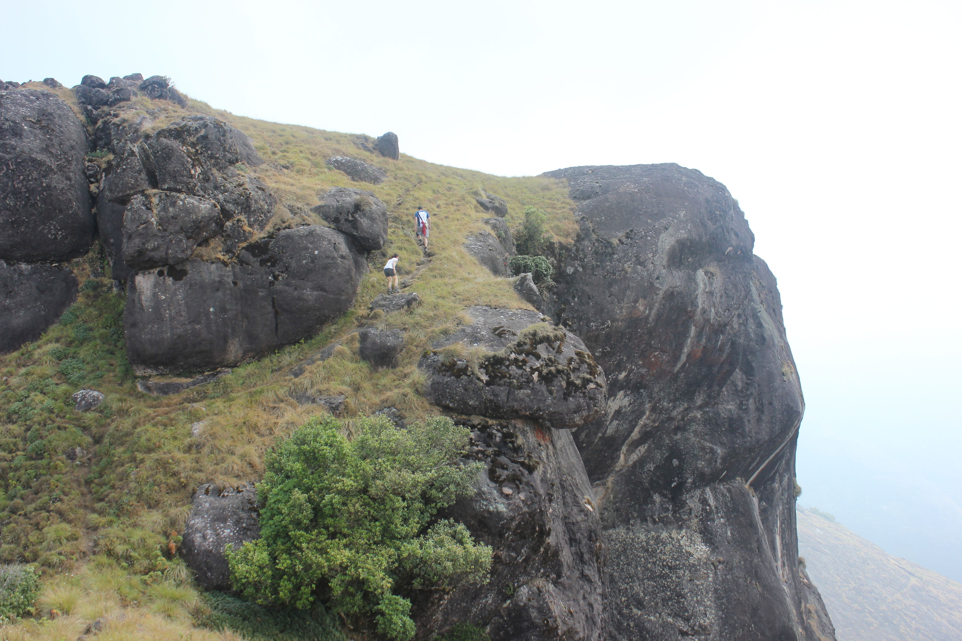 Una ladera rocosa con grandes rocas y poca vegetación.