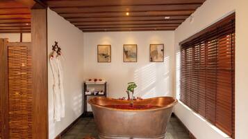 Honeymoon Suite with Plunge Pool | Opholdsområde | LED-tv