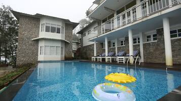 2 indoor pools, outdoor pool