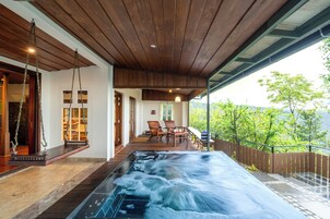 Honeymoon Suite with Plunge Pool | 起居区 | LED 电视