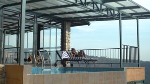 2 piscinas techadas, una piscina al aire libre