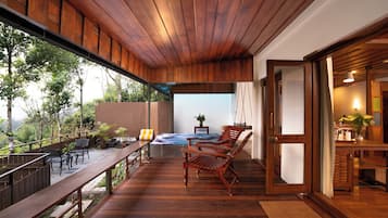 Honeymoon Suite with Plunge Pool | Khu phòng khách | TV LED