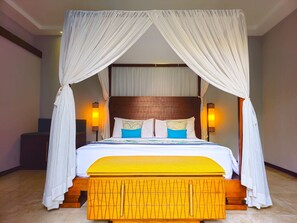 セーフティボックス (室内)、デスク、防音設備、アイロン / アイロン台