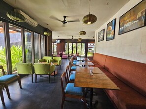 Serveert ontbijt, lunch en diner