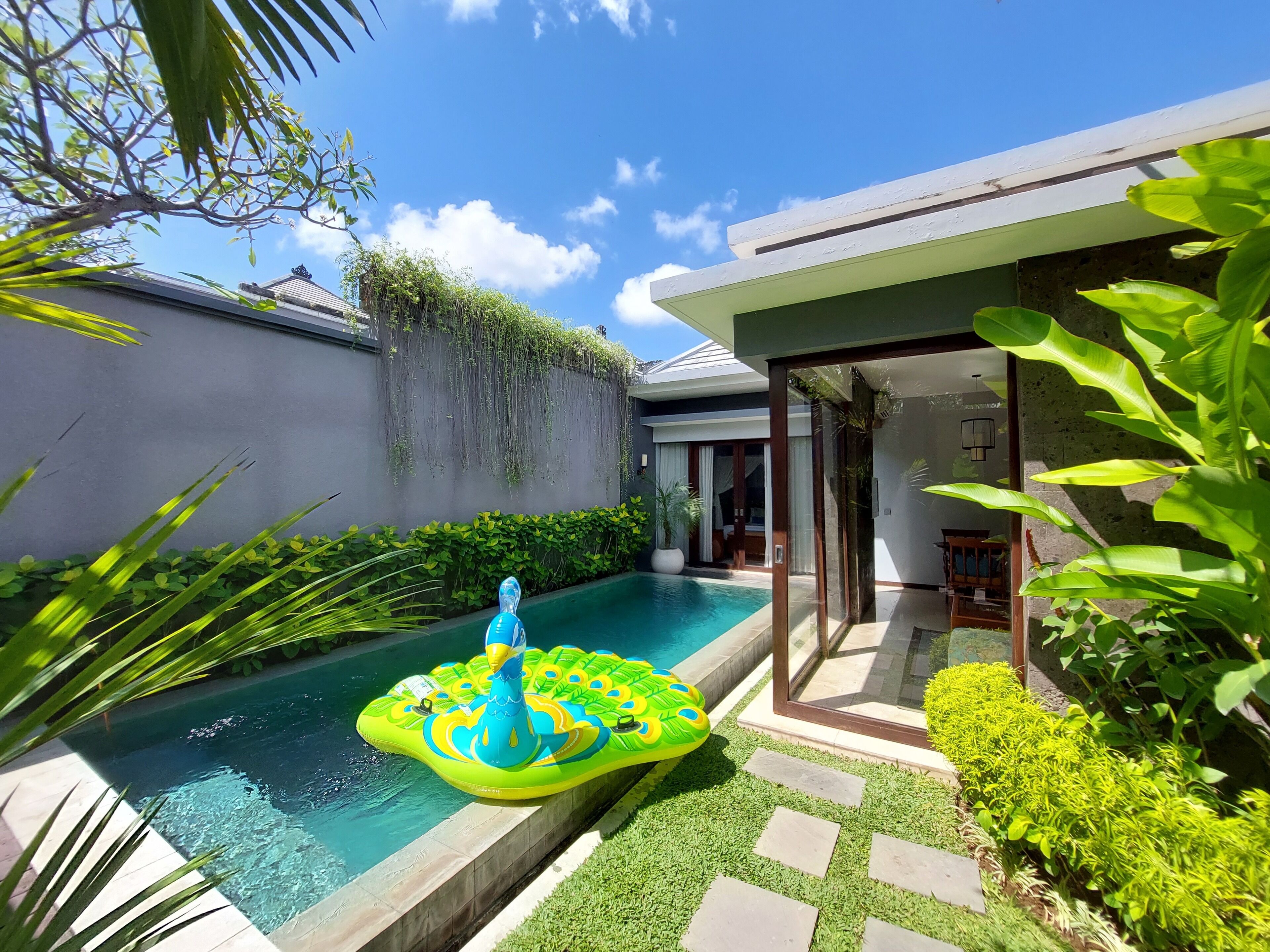 Außenpool, Sonnenschirme, Liegestühle