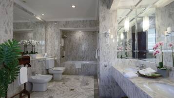 Jesselton Suite | Badezimmer | Dusche, Haartrockner, Bademäntel, Hausschuhe