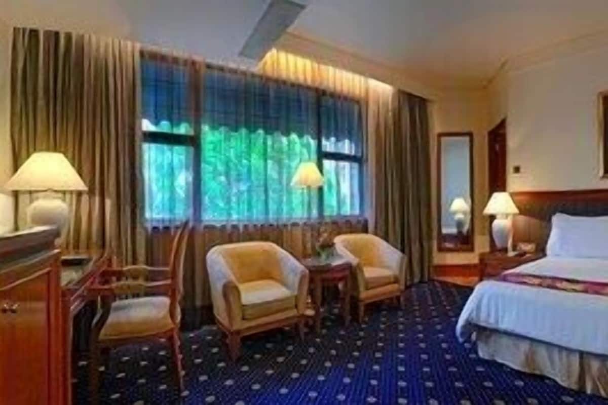 Minibar, in-room safe, desk, iron/ironing board