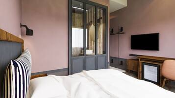 Een hotelkamer met een bed, een kledingkast, een televisie en een bureau met een stoel.