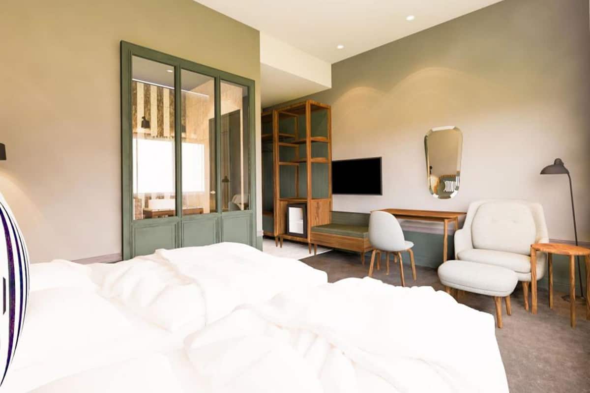 Minibar, in-room safe, desk, iron/ironing board