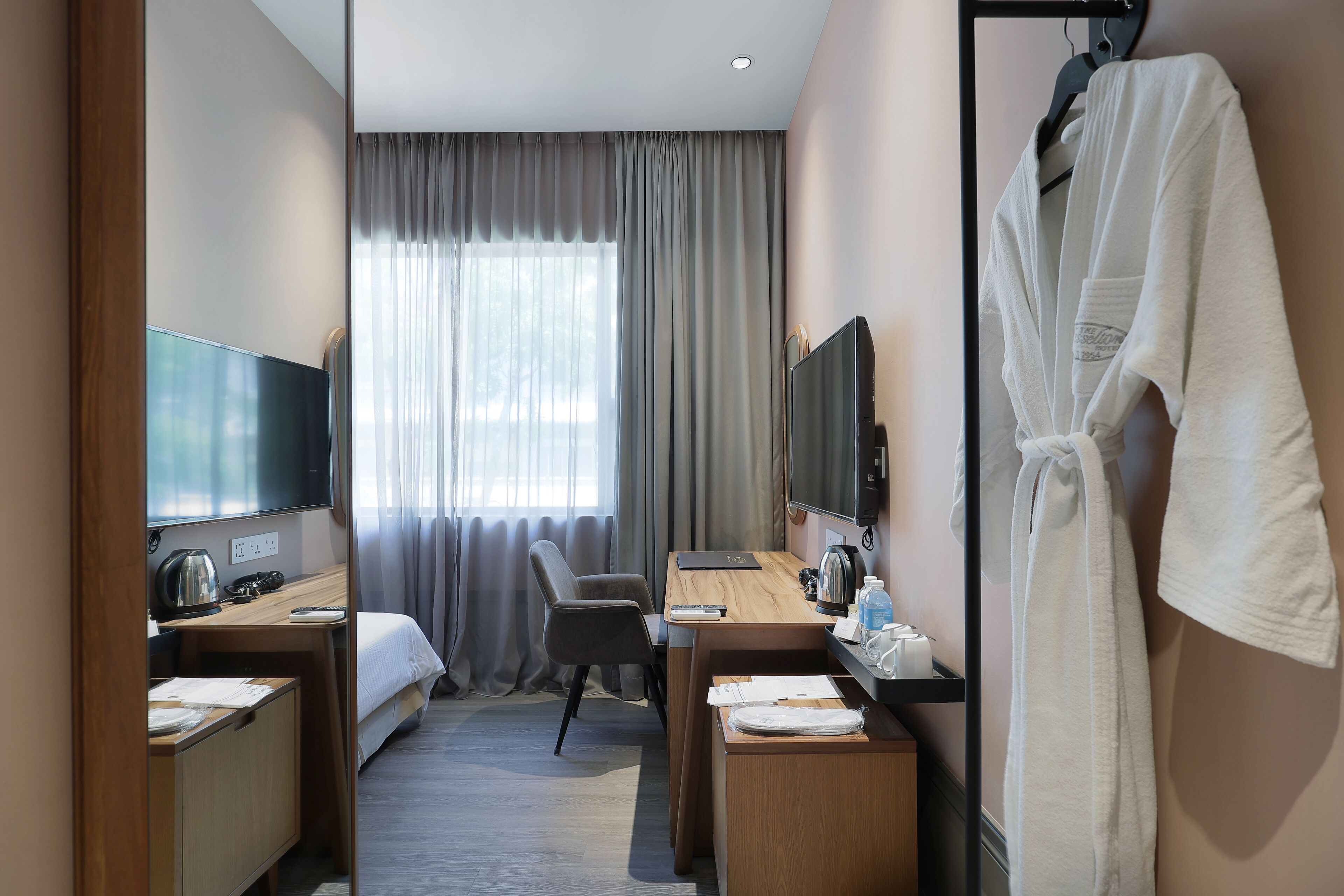 boutique queen | minibar, in-room safe, desk, iron/ironing board