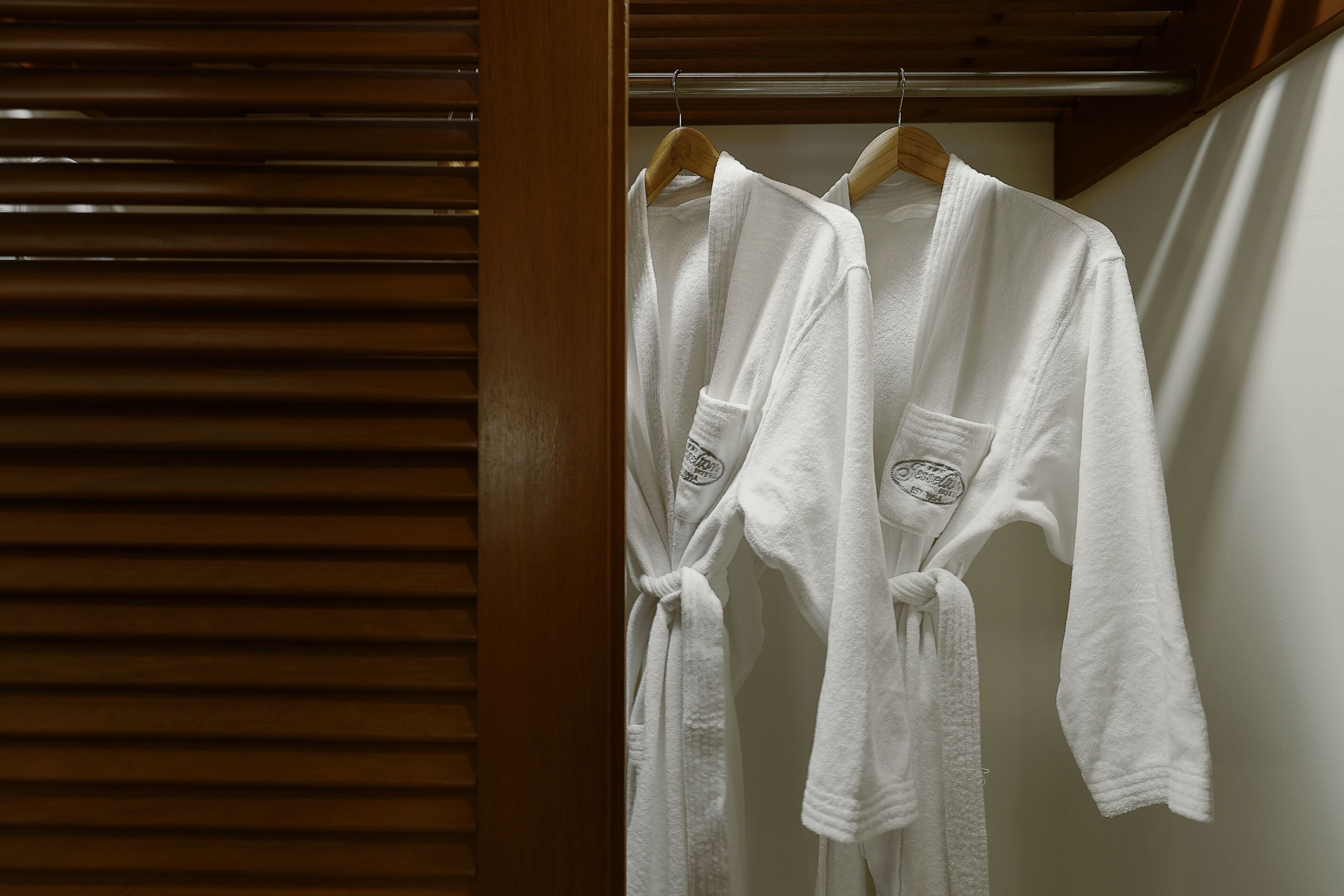 deluxe twin | minibar, in-room safe, desk, iron/ironing board