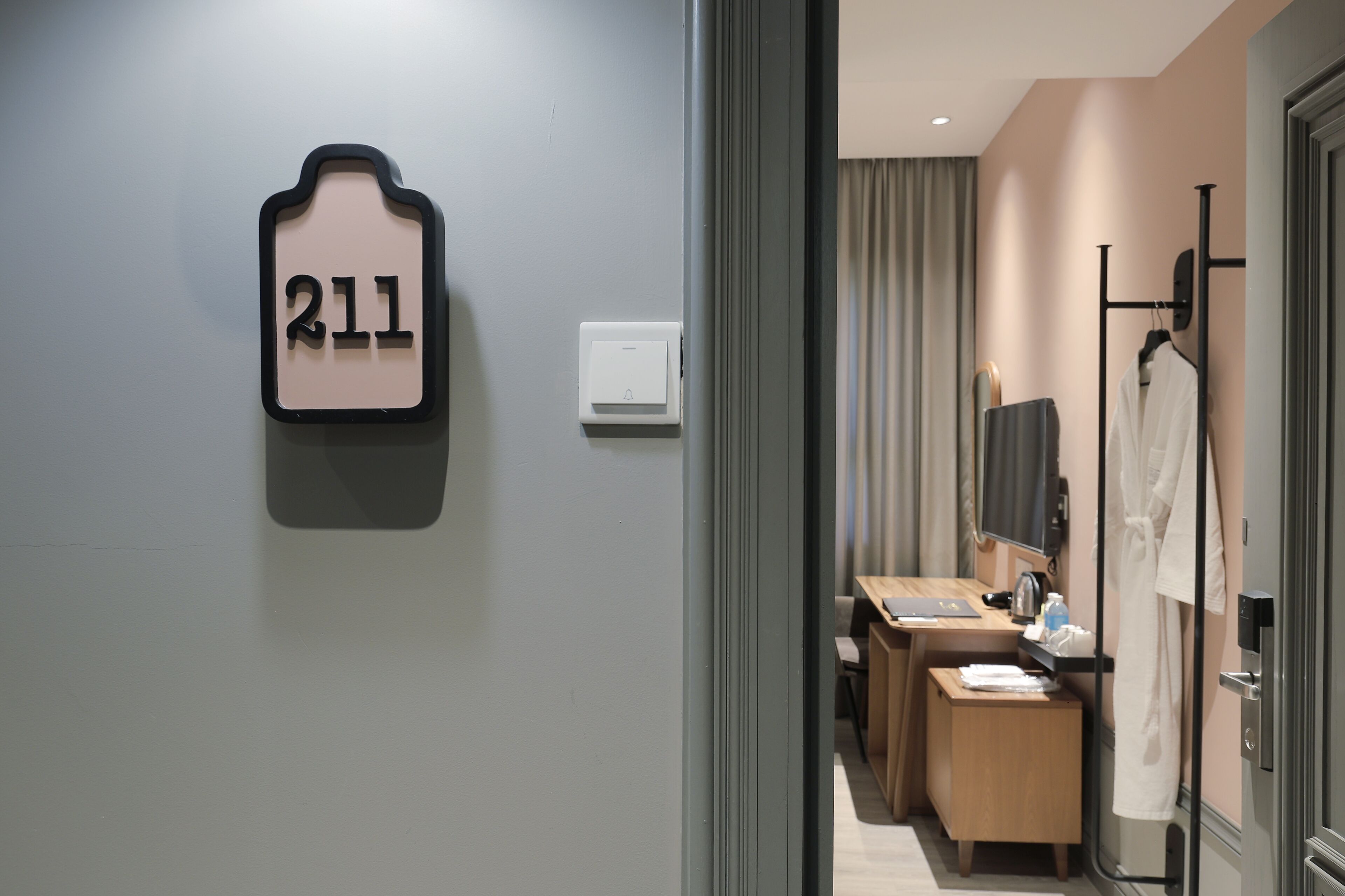 boutique queen | minibar, in-room safe, desk, iron/ironing board