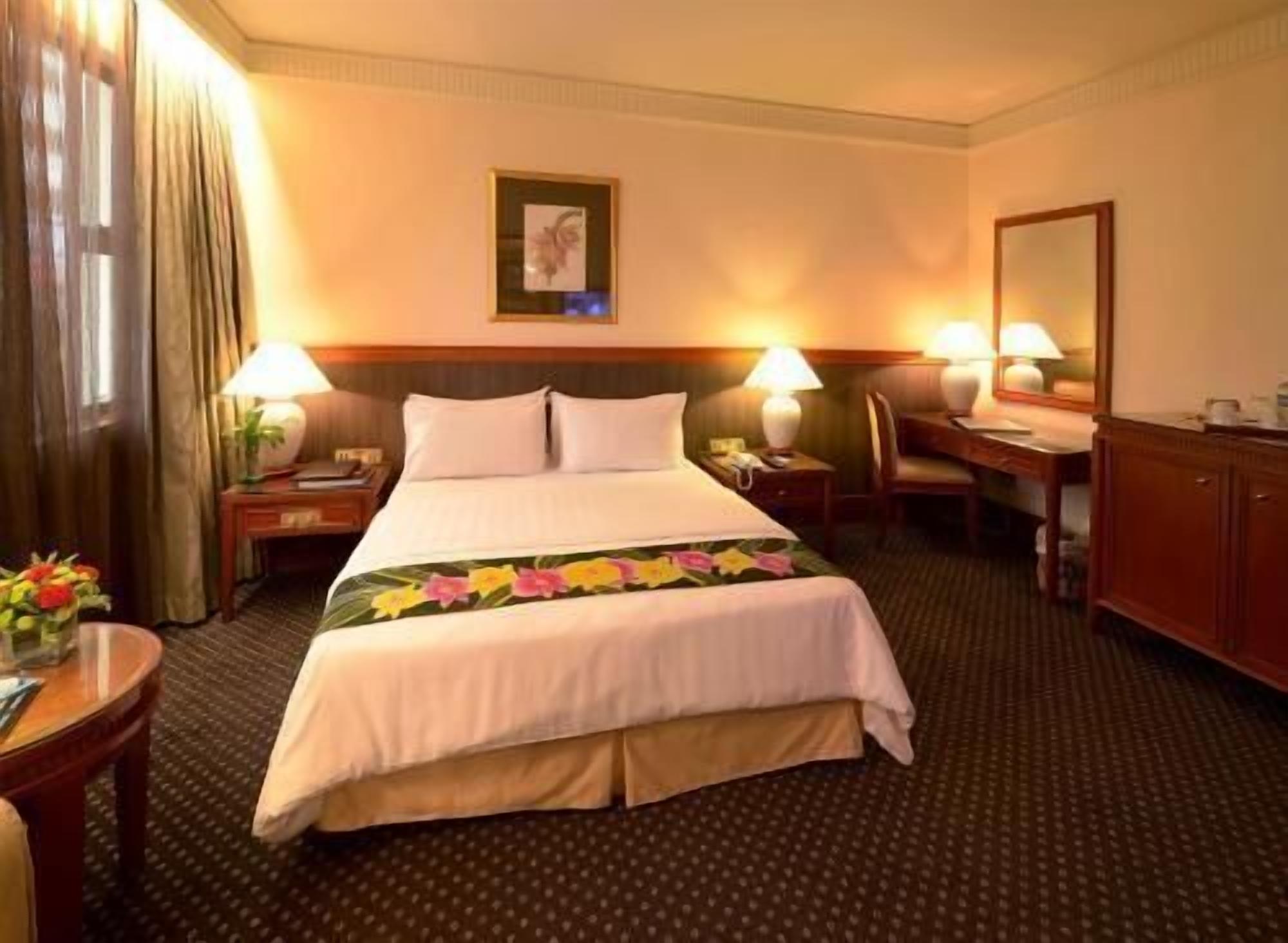 迷你吧、客房内保险箱、办公桌、熨斗/熨板