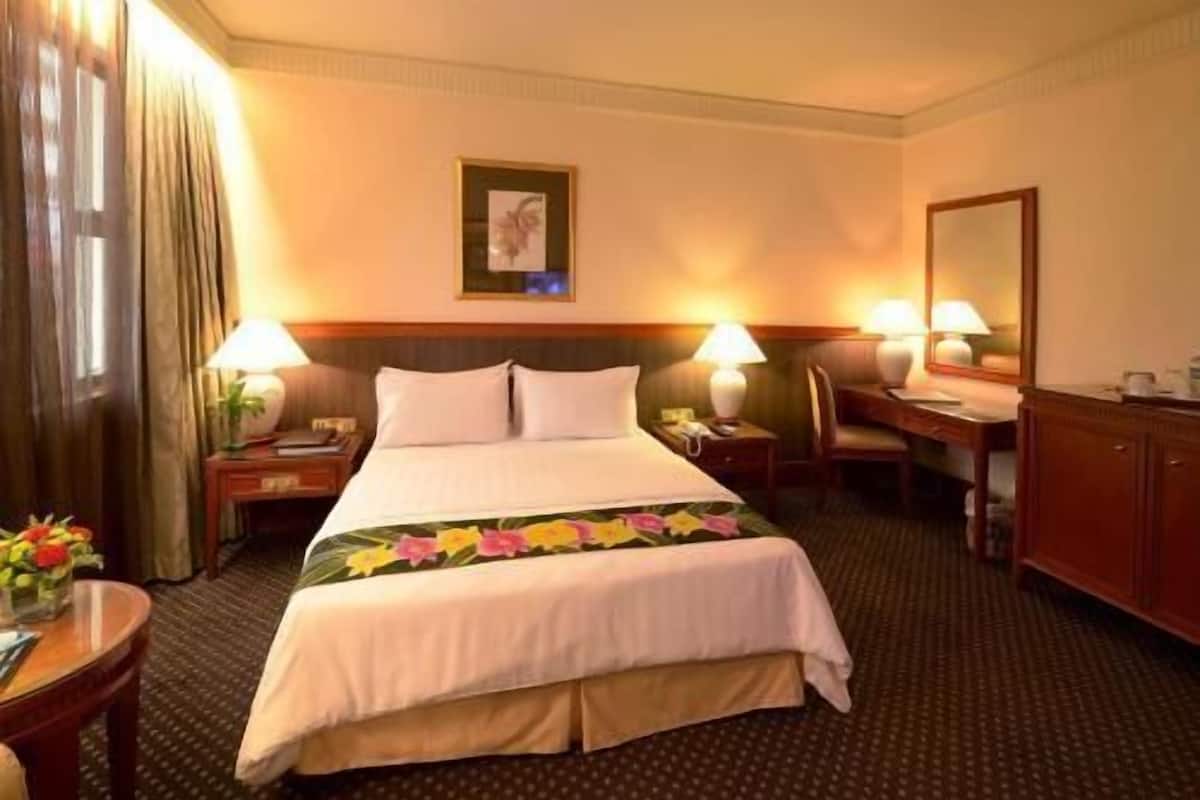 Minibar, in-room safe, desk, iron/ironing board