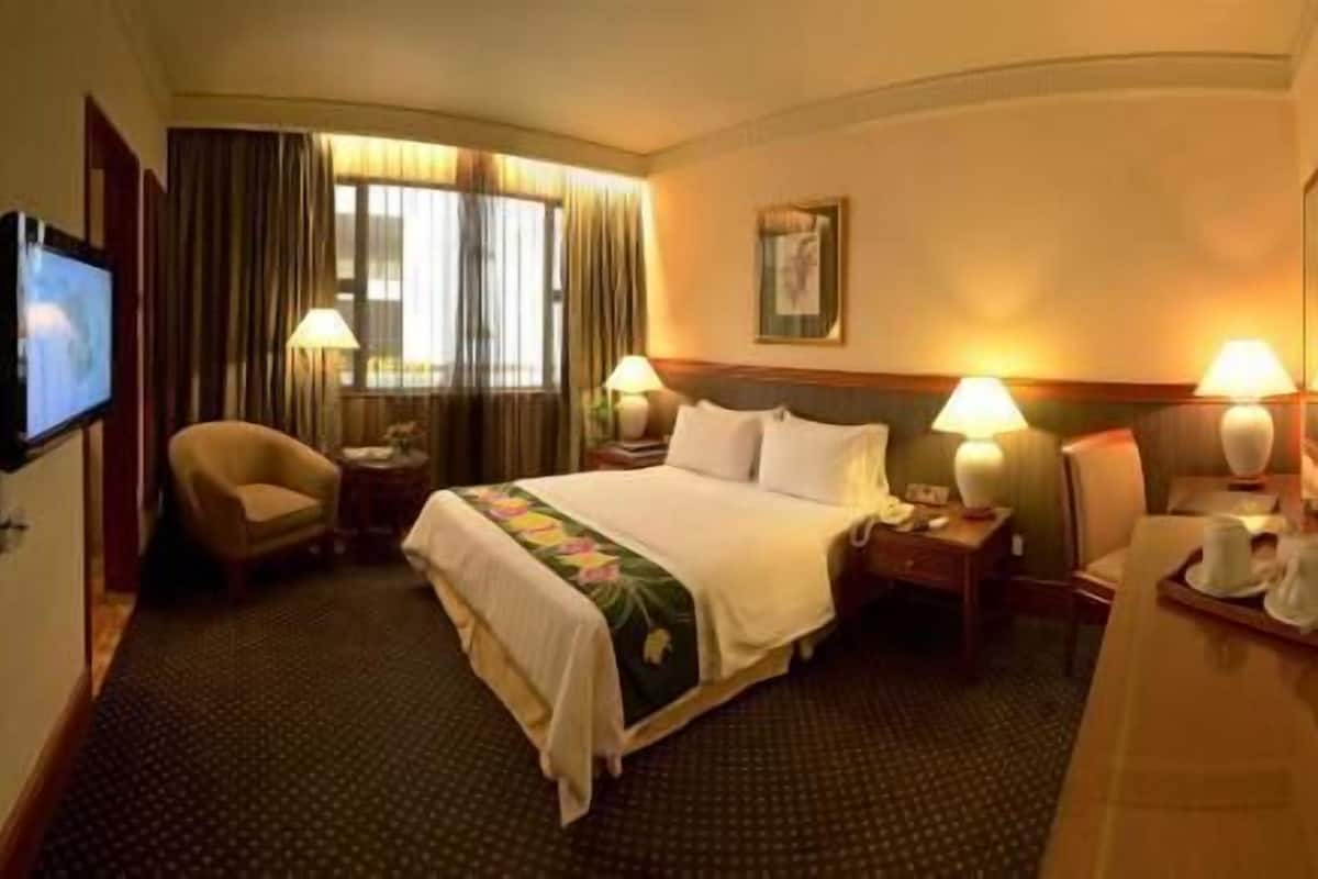 Minibar, in-room safe, desk, iron/ironing board