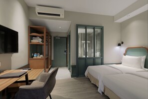 Boutique Extra | Minibaari, tallelokero huoneessa, työpöytä, silitysrauta/-lauta