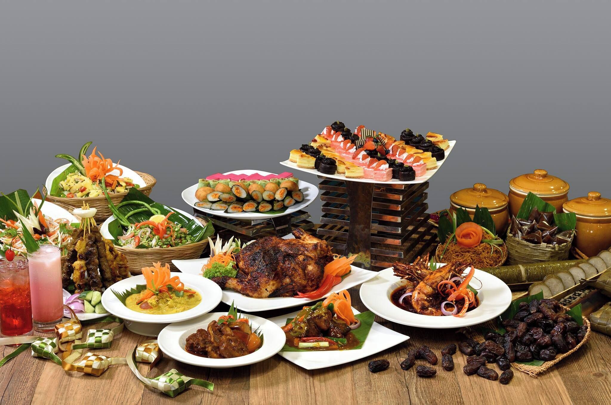 Diverses platillos i aliments presentats sobre una taula.
