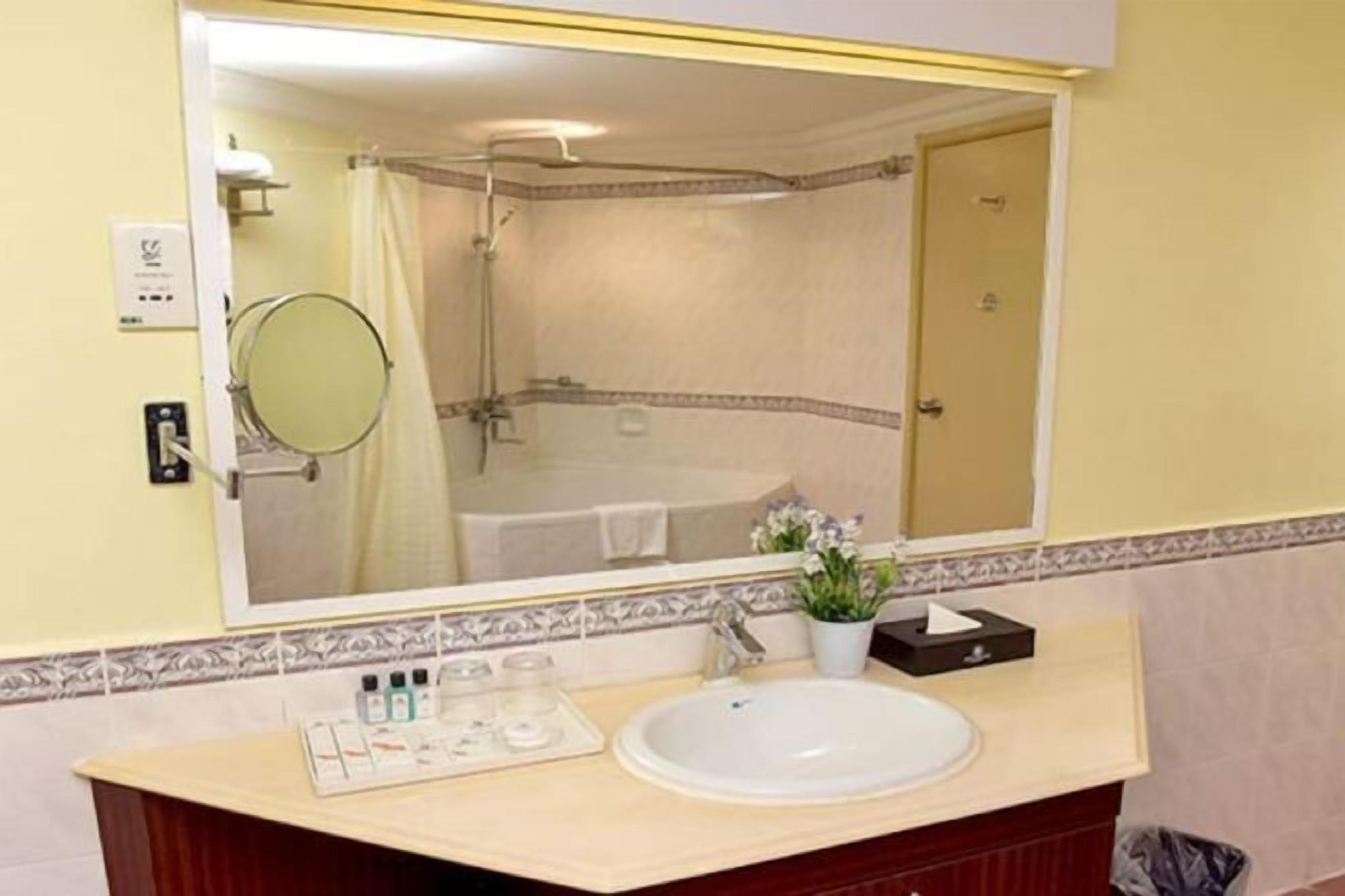 浴室 | 淋浴/盆浴组合、吹风机、浴袍、坐浴桶