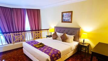 Een bad/douchecombinatie, een haardroger, badjassen, een bidet