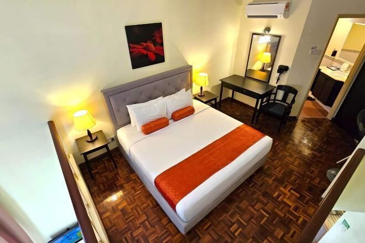 客房内保险箱、办公桌、笔记本电脑工作区、隔音