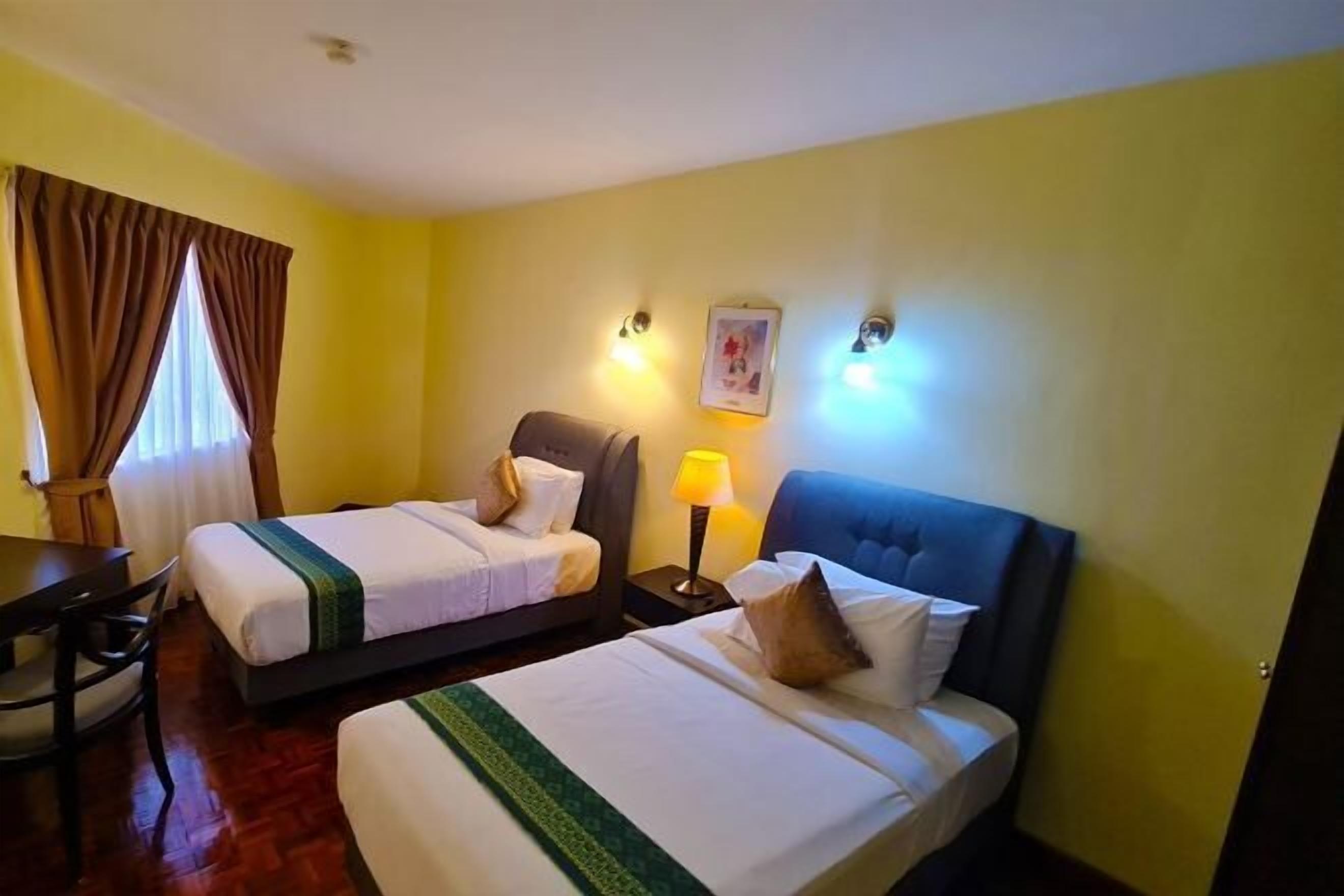 客房内保险箱、办公桌、笔记本电脑工作区、隔音