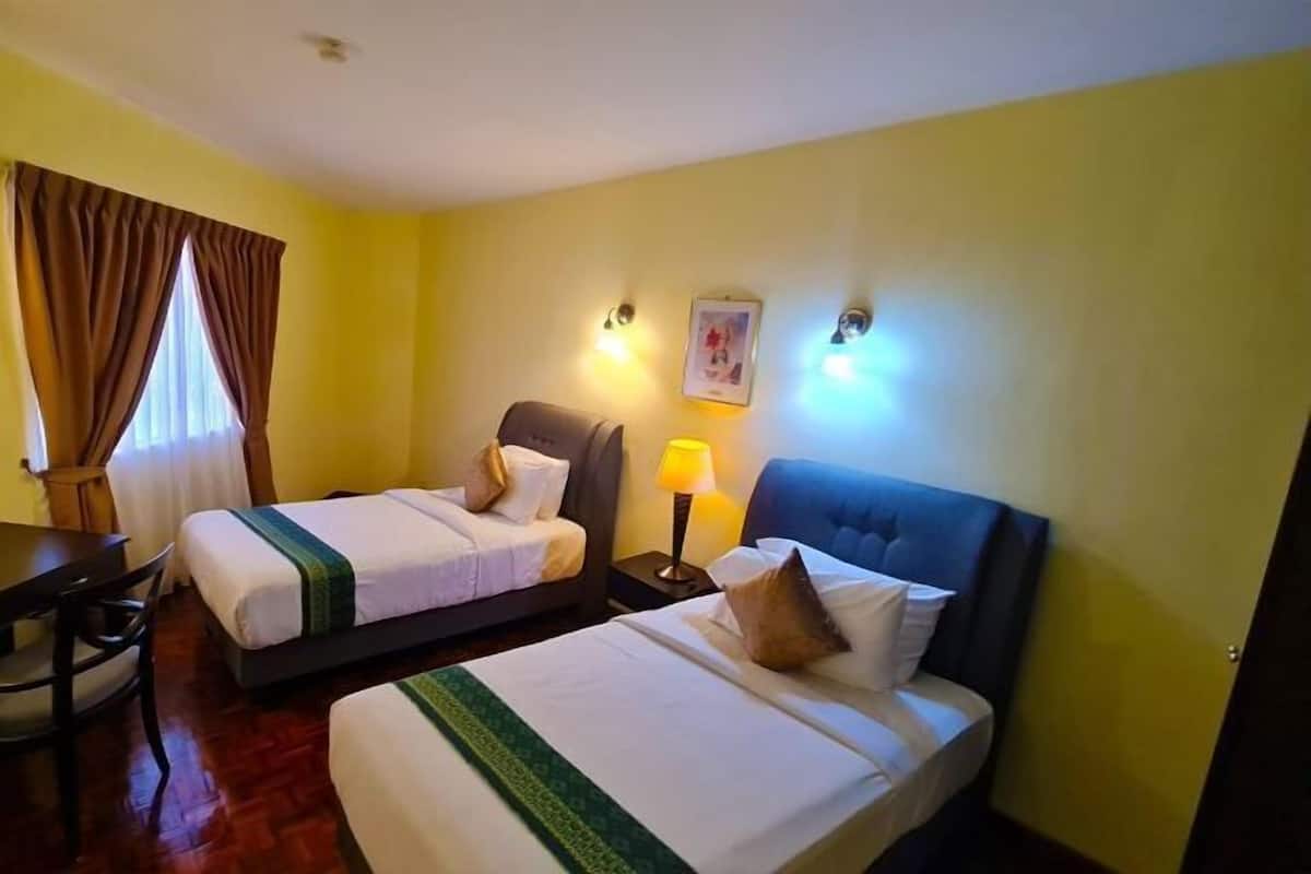 客房内保险箱、办公桌、笔记本电脑工作区、隔音